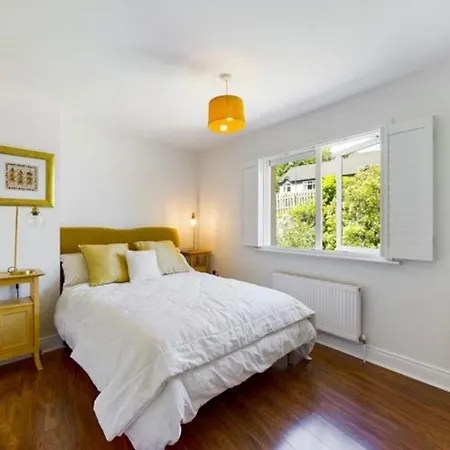 Fantastic Location House Close To The * Данмор-Ист