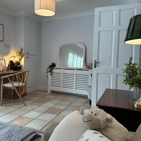 Fantastic Location House Close To The Данмор-Ист